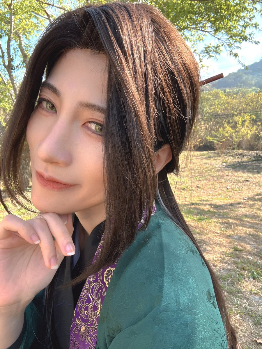 falliceriver's tweet photo. 🐍🌸衝著百年梅樹上山拍照，雖然花都變成梅子了但景色還是美的，晚上都不睡覺的人3:30起床化妝開車也是拼了命在出角了

好喜歡漫畫版唐步的髮型，就是太人妻了真的很難出得很男，我盡力了🙂‍↕️

🐍：我都看我是攻的同人
🌸：我根本不知道他們同人誰當攻
？臭直男😍

#劍尊歸�� #화산귀환 #cosplay https://t.co/49NTt3jya2