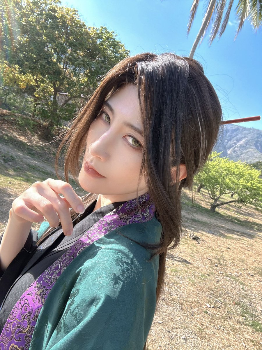 falliceriver's tweet photo. 🐍🌸衝著百年梅樹上山拍照，雖然花都變成梅子了但景色還是美的，晚上都不睡覺的人3:30起床化妝開車也是拼了命在出角了

好喜歡漫畫版唐步的髮型，就是太人妻了真的很難出得很男，我盡力了🙂‍↕️

🐍：我都看我是攻的同人
🌸：我根本不知道他們同人誰當攻
？臭直男😍

#劍尊歸�� #화산귀환 #cosplay https://t.co/49NTt3jya2