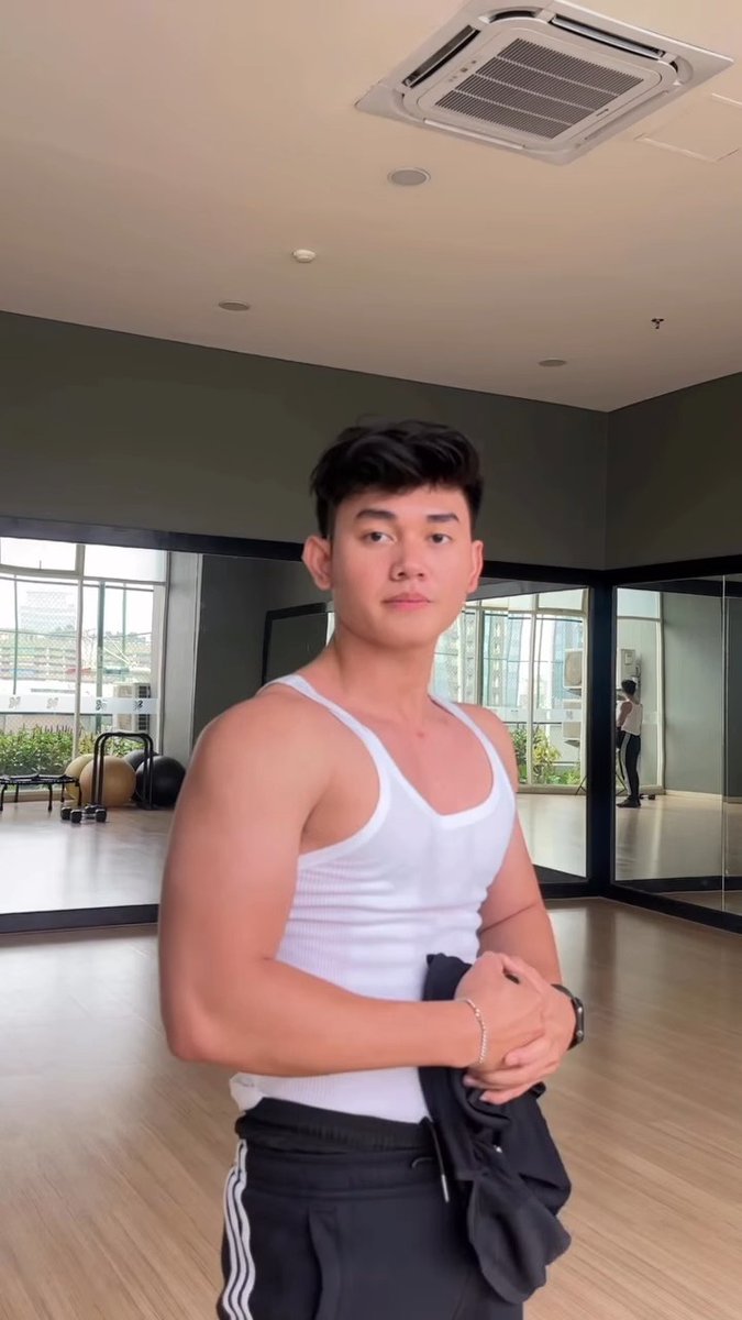 BrondongID_new's tweet photo. Ada kah yang kesehariannya masih pake kaos kutang? Kalo ga pake itu bawa rasanya ga betah aja gtu... https://t.co/m4ivkJtock
