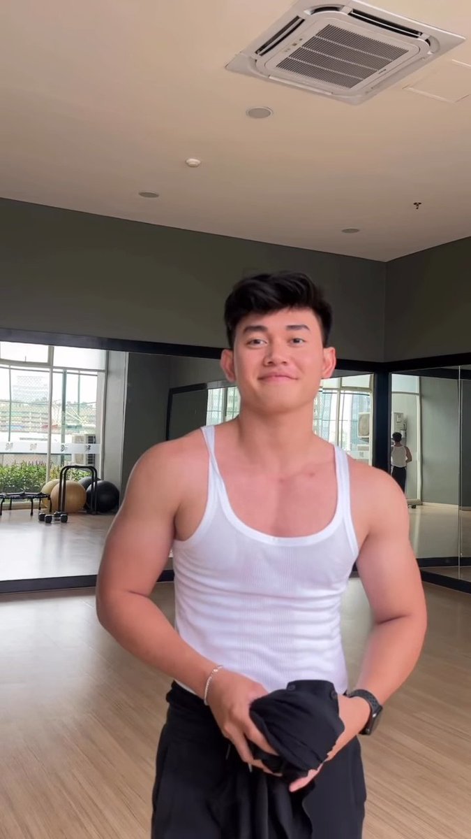 BrondongID_new's tweet photo. Ada kah yang kesehariannya masih pake kaos kutang? Kalo ga pake itu bawa rasanya ga betah aja gtu... https://t.co/m4ivkJtock