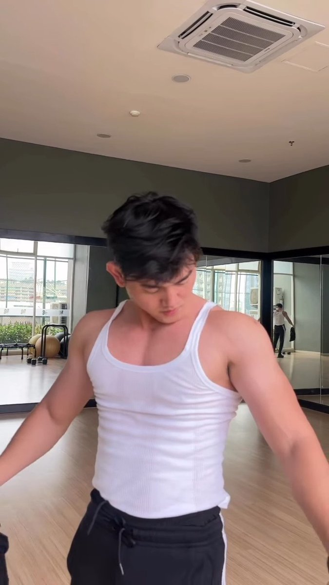 BrondongID_new's tweet photo. Ada kah yang kesehariannya masih pake kaos kutang? Kalo ga pake itu bawa rasanya ga betah aja gtu... https://t.co/m4ivkJtock