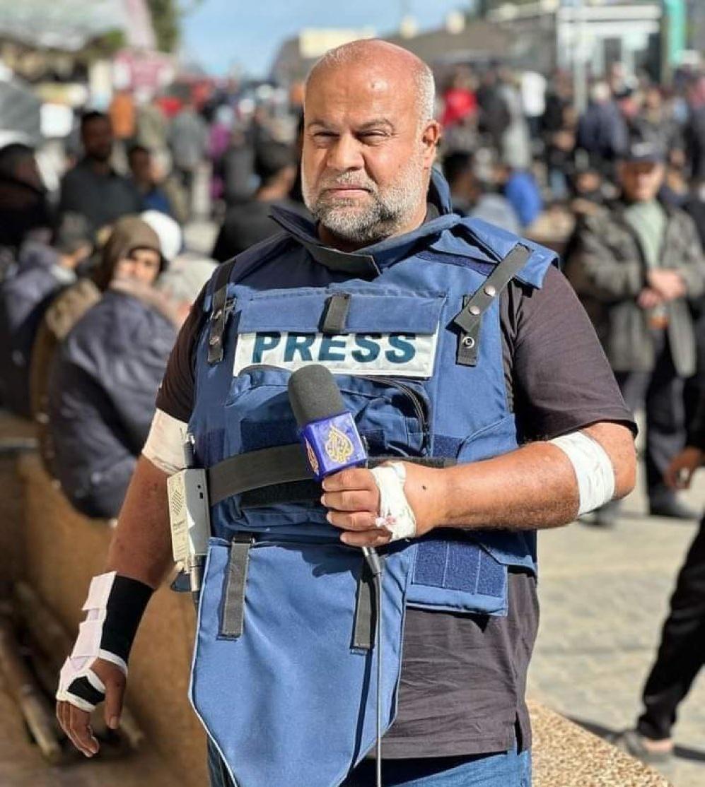 مهما كان خلافنا وتباعدنا ألا أننا أمة إسلامية يجمعنا كتابٌ واحد وقبلة واحدة
سنقف مع كل من يضرب الكيان