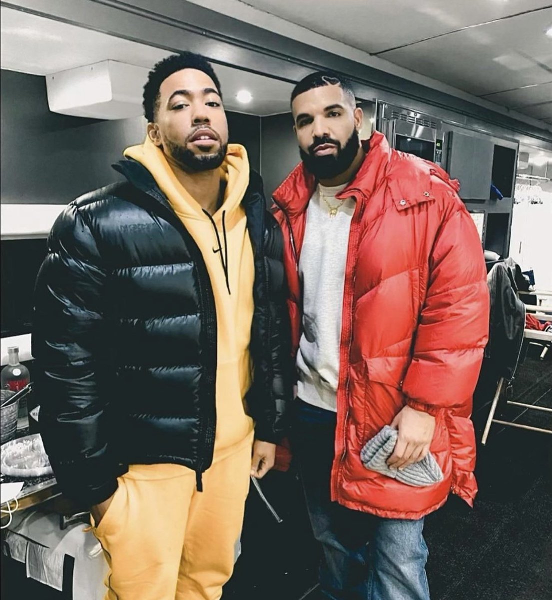 Top5Fights's tweet image. When #drake posted up with #jake from statefarm😂