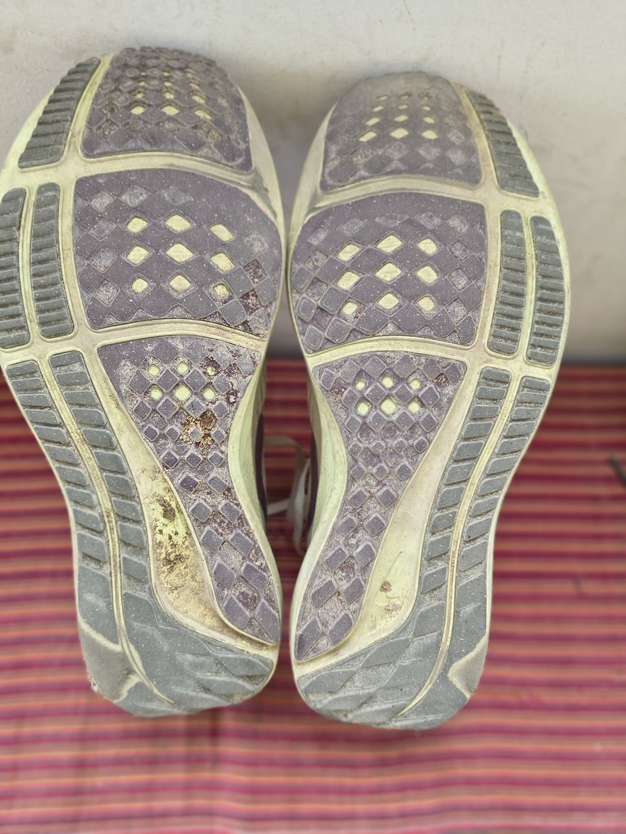 SahuSKNT's tweet photo. I asked ChatGPT to analyze my running form using my worn-out shoes. The results were surprisingly accurate. 🧵 https://t.co/IJpskjXcqX