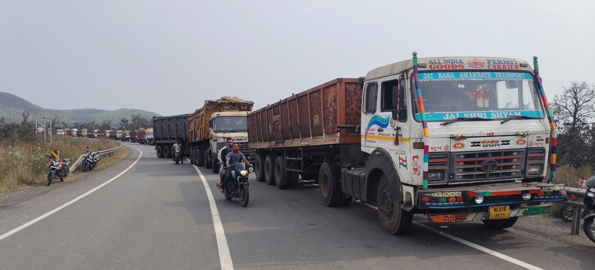 prabhatkhabar's tweet photo. चांडिल: न्यू बायपास सड़क पर भीषण हादसा, ट्रक की टक्कर से महिला की मौके पर मौत, दो गंभीर घायल. आक्रोशित ग्रामीणों ने मुआवजा व सुरक्षा इंतजाम की मांग को लेकर सड़क जाम किया.
#Chandil #Jharkhand #RoadAccident #BreakingNews #JharkhandNews #PrabhatKhabar https://t.co/3ghzIT4oPH