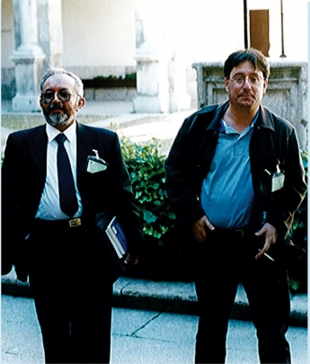 alvaro uribe velez busco asesinar a raul reyes y la razon es que en 1995 pacho santos, , francisco santos y alvaro uribe le propucieron  junto con carlos castaño, victor carraza   a participar en un golpe de estado contra ernesto samper. tambien invitaron a alvaro gomez a liderar