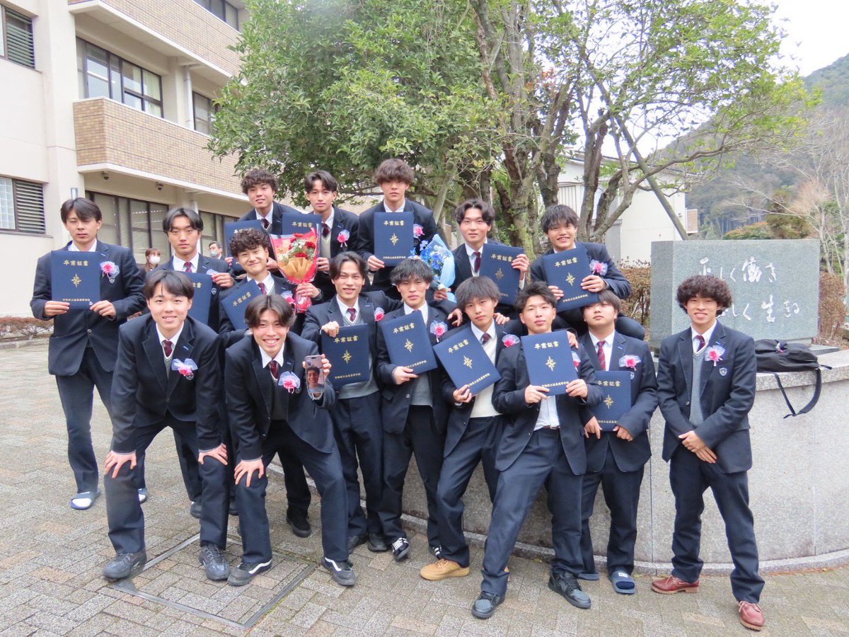 minako375828's tweet photo. ✨✨祝✨✨
2026/02/27  「卒業式」
2026/03/08  「卒部式」

あっというまの18年
「喜怒哀楽」それぞれの場面が
いい思い出で宝物です
たくさん、ありがとう
そして
おめでとう✨
未来に幸あれ！！

#高校卒業
#洛東高校サッカー部
#思いがけない
#息子から感謝の言葉
#ありがとう https://t.co/IYmfjyHLth