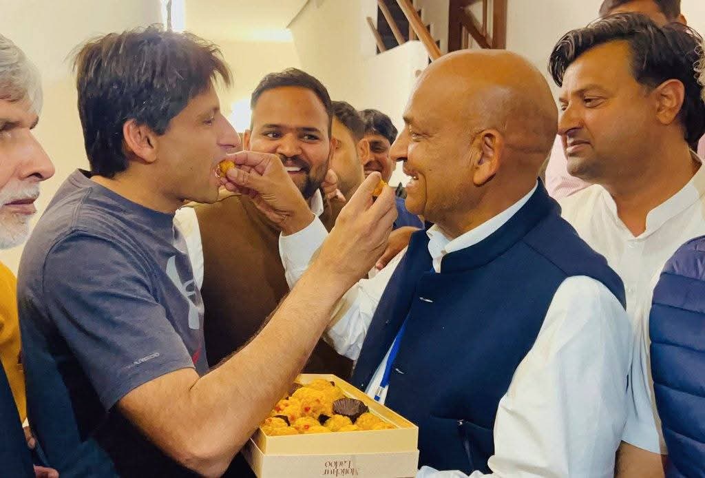 inc_rewari's tweet photo. दीपेंद्र की मेहनत ने भाजपा के षड्यंत्र को किया फेल।

रात 3 बजे चंडीगढ़ निवास पर...कर्मवीर सिंह बौद्ध और दीपेंद्र सिंह हुड्डा।

जय संविधान !

@DeependerSHooda https://t.co/1lGGFWu9kn