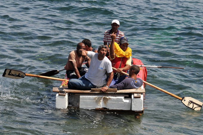 En la foto: cubanos huyendo desesperados de la medicina gratuita, la educación de excelencia y la ciencia al servicio de la humanidad… rumbo al despreciable Capitalismo de Miami a lavar copas.

#CubaLibre