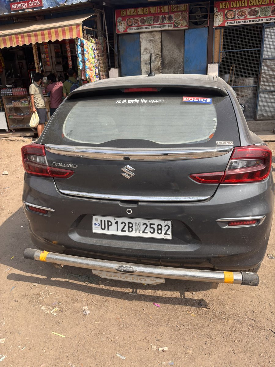 KatyanBoy's tweet photo. Location Haldoni Mod - Gr Noida
Owned by one of traffic police deployed here
Number is intentionally tampered to avoid challan &amp; Mirror completely covered
@dcptrafficnoida @Uppolice @Noidatraffic @noidapolice @uptrafficpolice @noidapolice @DCPCentralNoida https://t.co/ChDsbRtRAE