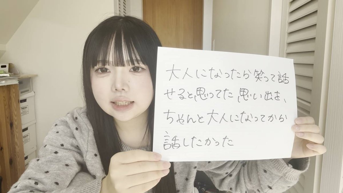 ytranking's tweet photo. 友人との決別を語った女性YouTuberの動画がXで11万いいねの大反響

▼記事
https://t.co/kDPfrx8mn0

動画は、縁を切った中学時代の友人5人に向けて

「みんなで旅行をして、綺麗に撮れてもない写真でフォルダをいっぱいにしたかった」
「大人になったら笑って話せると思ってた思い出を、ちゃんと大人になってから話したかった」
など、
「本当はやりたかったこと10選」を涙ながらに読むという内容
 ↓
Xでは表示回数1300万回を突破し、
「わかる。友情は意外と儚い」「電車なのに大泣きした」と共感の声が寄せられています