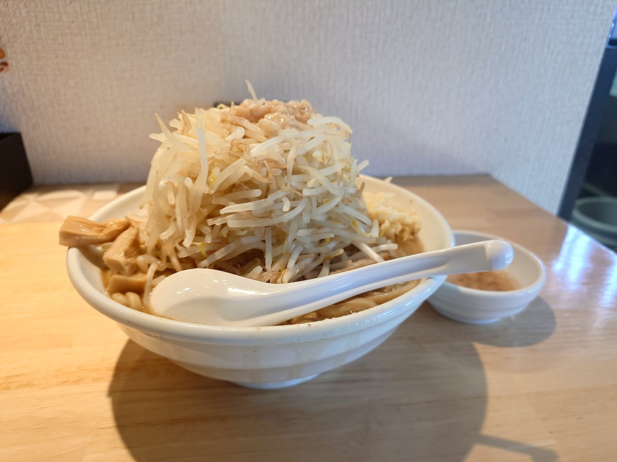 Hayao0819's tweet photo. 閉店するとのことだったので実家の近所の二郎系に行ってきました。店主に810の由来を聞いたら"発展するように"とのことでした。現場からは以上です。 https://t.co/n3tPrmchKg