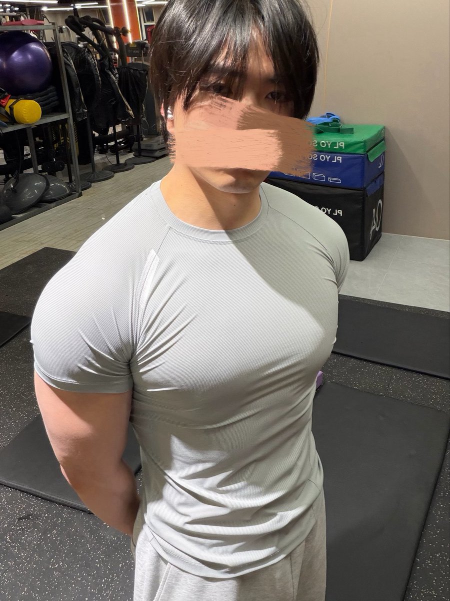 OrRaEdO2's tweet photo. 蓝色娇嫩 你几岁了？
#脂包肌 #胸肌 https://t.co/silYWelxLr
