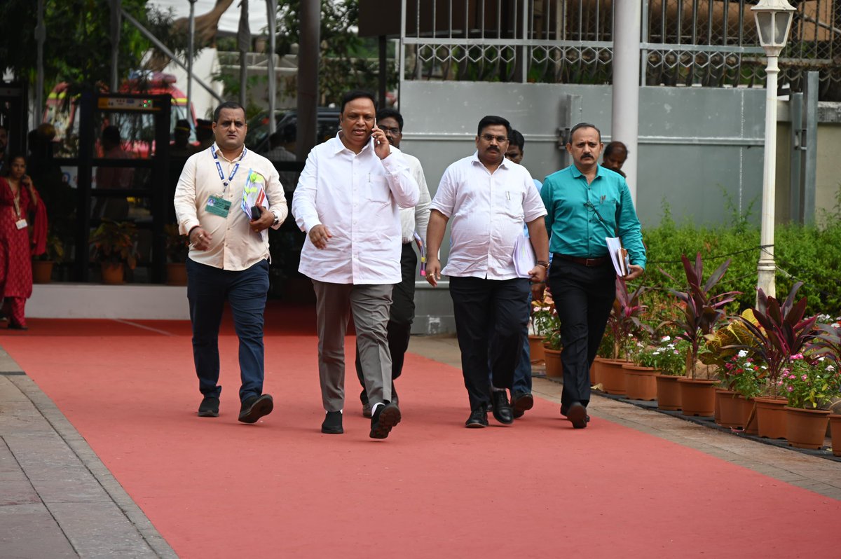 ShelarAshish's tweet photo. महाराष्ट्र विधिमंडळाच्या अर्थसंकल्पीय अधिवेशनासाठी विधानभवनात दाखल

अर्थसंकल्पीय अधिवेशन 2026 | दिवस सोळावा | मुंबई.

#Maharashtra #AshishShelar https://t.co/tm3TqkxZpN