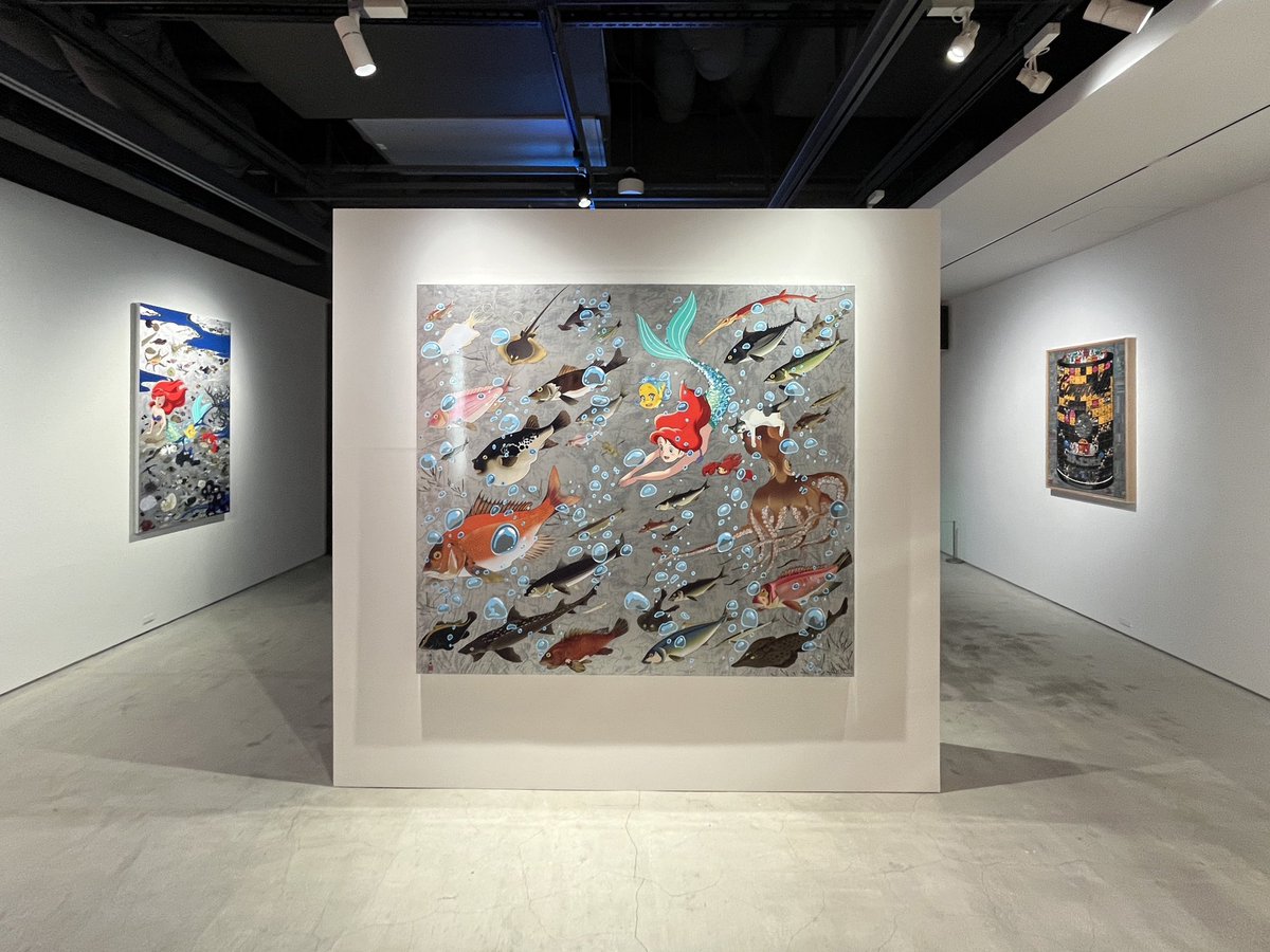 森洋史個展「メタやたら」をGINZA SIXのFOAM CONTEMPORARYで見た。時代を象徴するスターたちとゲームのイメージを接続した肖像画、名作日本画のサンプリングなどで構成した展覧会。東京藝術⼤学⼤学院油画技法材料研究室出身の気鋭の作家。3/18まで。