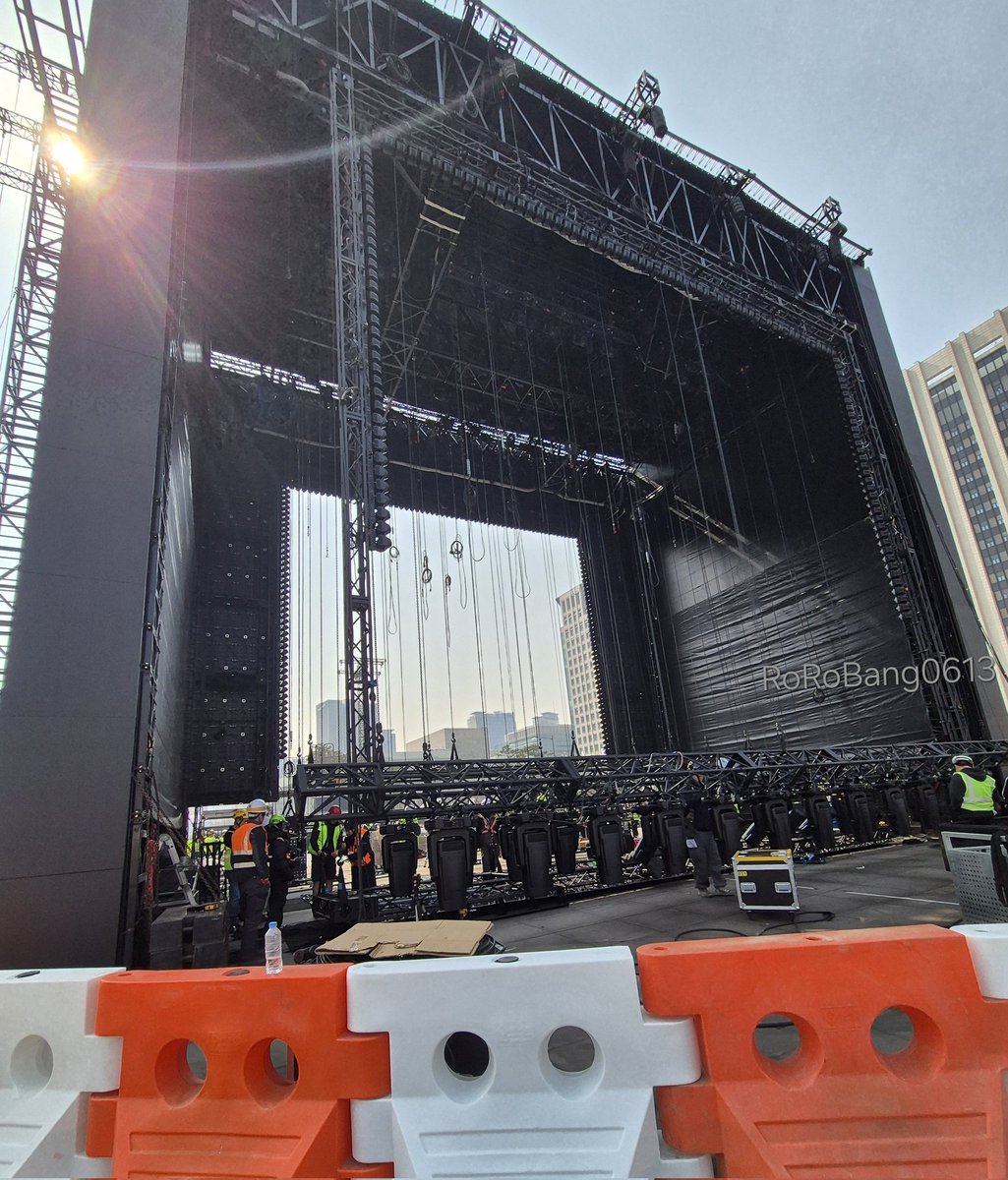 ภาพการติดตั้งเวทีล่าสุดหน้าประตูคังฮวา สำหรับการแสดงคัมแบ็กโชว์ #BTSTheComebackLiveArirang ของ <a href="/BTS_twt/">방탄소년단</a> ที่จะจัดขึ้นในวันเสาร์ที่ 21 มี.ค. นี้

IMG: RoRoBang0613