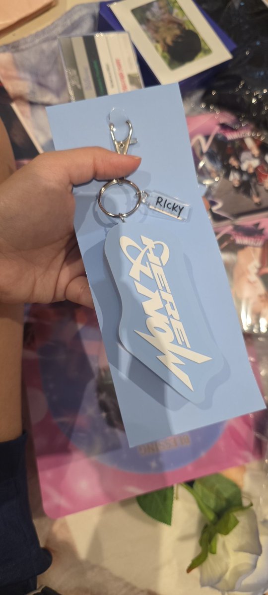 does anyone have any idea how to replace the battery on this if this dies? bc if it dies i will die w it genuinely