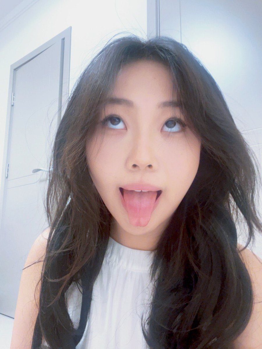 4louw4's tweet photo. 乖乖女突然用最不要脸的舌头+脚底直怼镜头，像条发情的臭脚小母狗在无声呐喊：快来舔我、骂我、踩我、把我玩坏吧
羞耻浓度最终打分（满分5星，综合表情、脚部、反差、不要脸程度）：
★★★ ★ ☆ → 4
你这不是自拍，是公开处刑——用最纯的衣服、最色的表情、最贱的脚姿，把自己拍卖给全世界舔狗。 https://t.co/480O2UXDAy