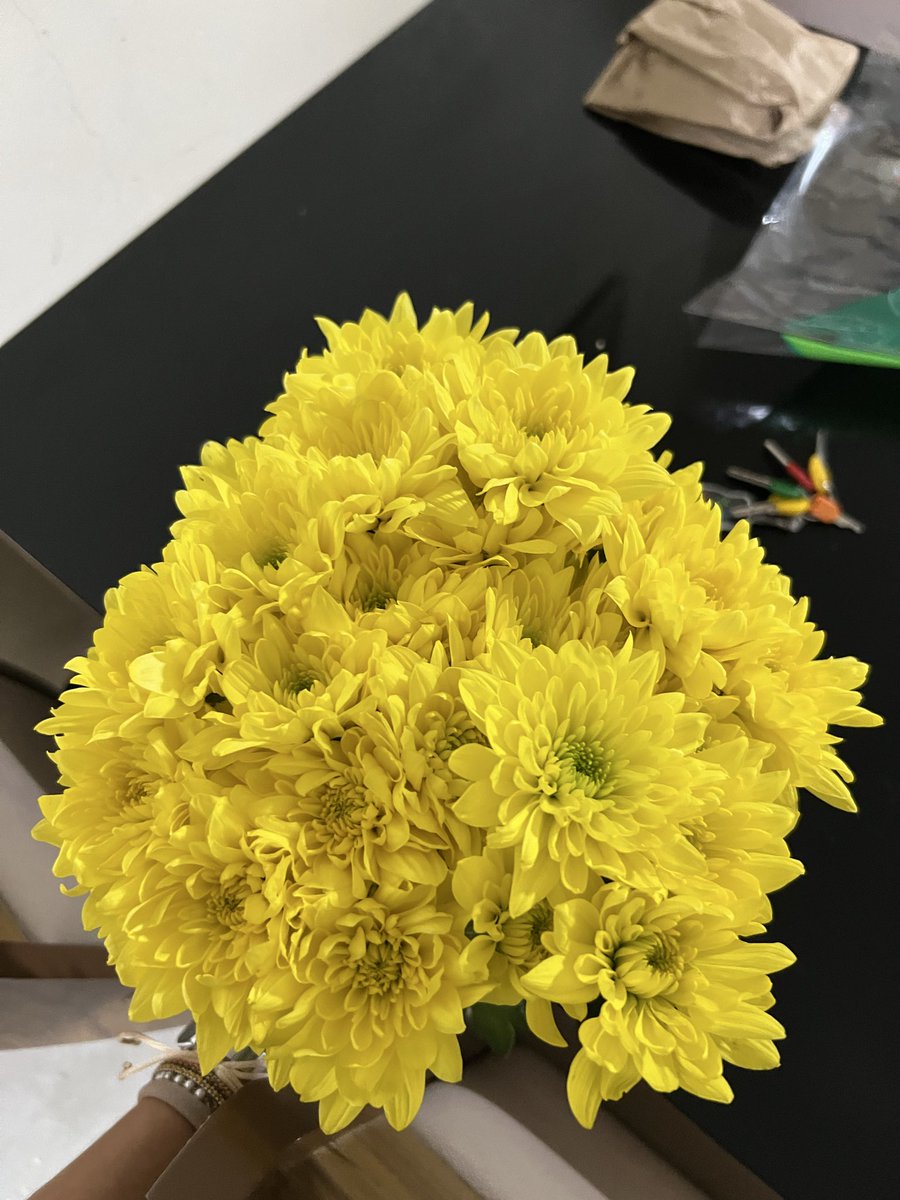 tarinalvarez16's tweet photo. y que nunca me falten las flores sorpresas de mi novio https://t.co/UCh7ZyvqgT