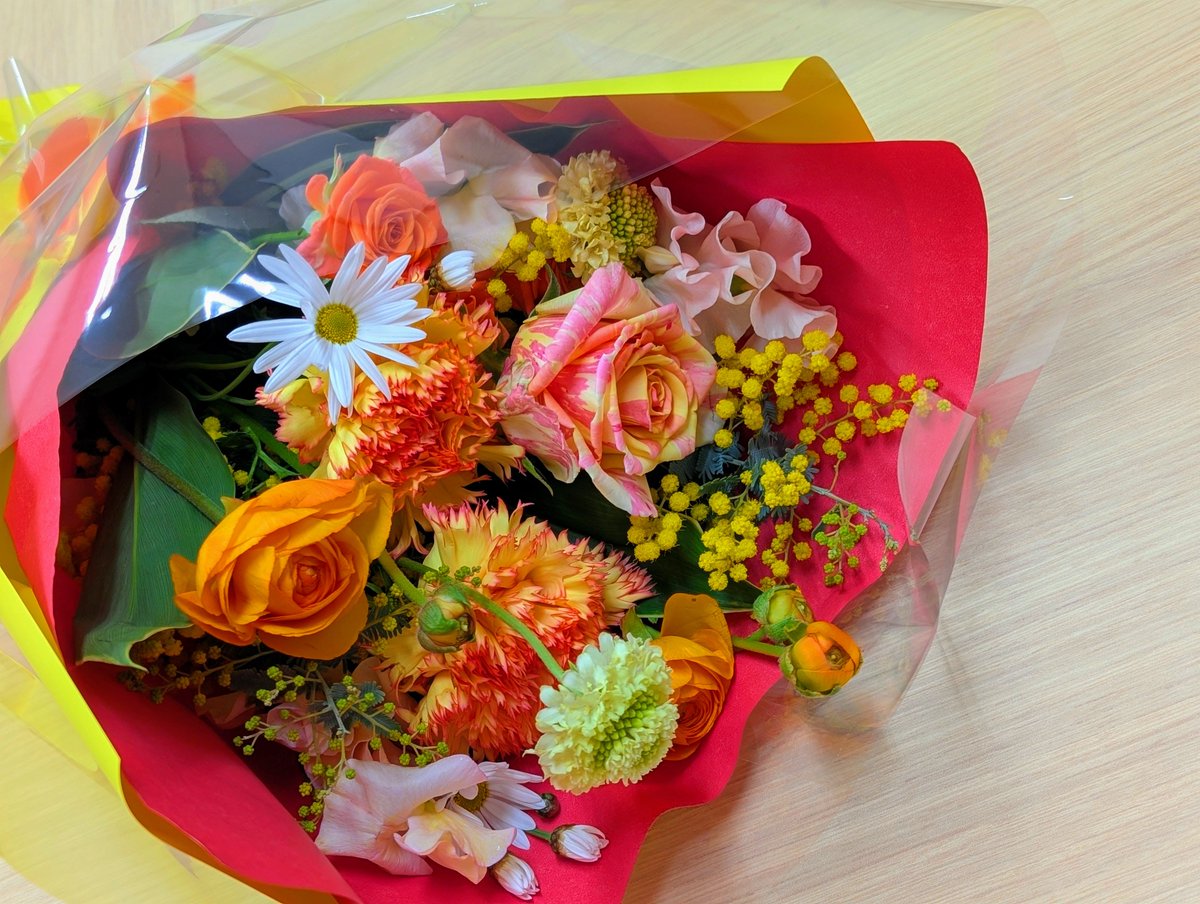 #花束 💐を持っている人を見かけます
卒業式でしょうか　？年前を思い出します
新しい環境での新しい出会いを大切に
コーすけも新生活を応援しています🙂

kobe.coop.or.jp/kyosai/