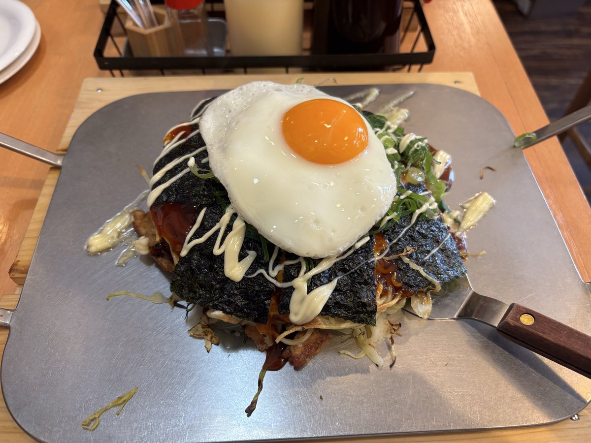 お好み焼き屋えんまる
美味しかったけど二度と行かん

従業員がお好み焼き焼きながら客と他店員と喋ってた
うるさいからじゃない
活気があって良いと思う
しかしだ焼くやつはせめてマスクしろ！
お前の唾入りをトッピングした覚えはない！
