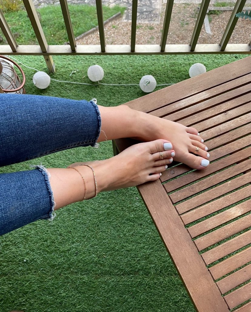 Like what you see? willing to pay? Send me A DM😘💋❤️👀🦶😉