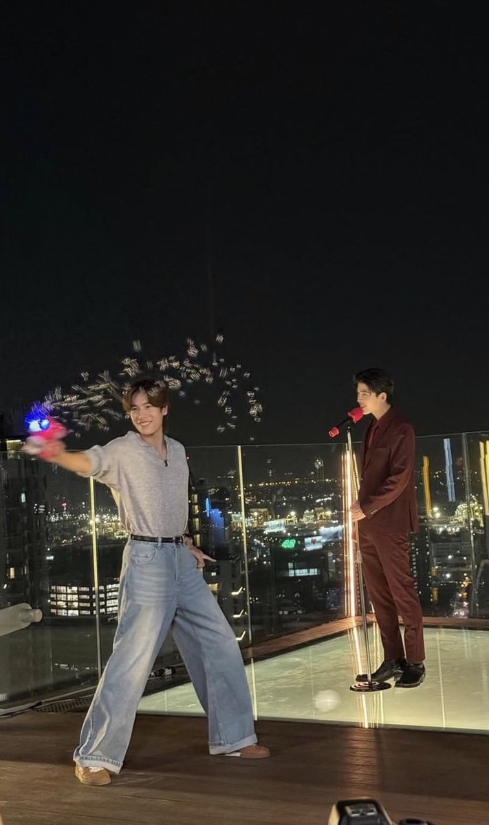 Rosey180605's tweet image. Random BTS pics of #MeAndTheeSeries because I miss them 💙🤗
#PondPhuwin
#ppnaravit 
#phuwintang