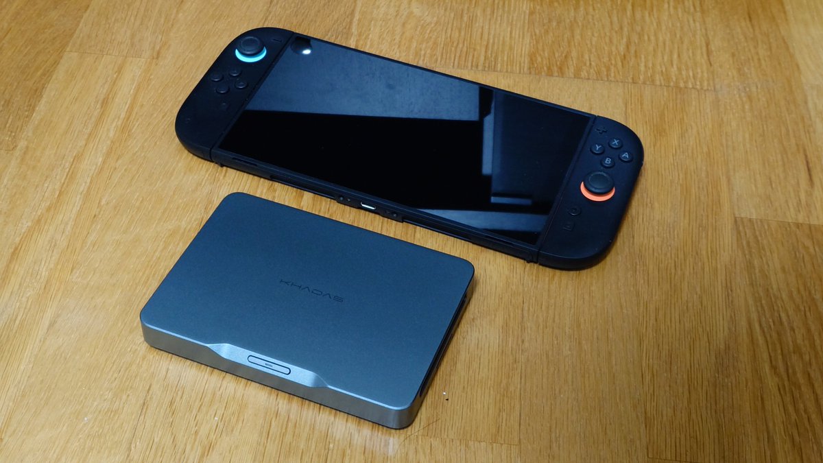 ak10ore's tweet photo. ちょっと前からテレビにつなげっぱなしにするPC探してたんやが、知る人ぞ知る  Khadas Mind 2s 買ってみた！小さい！カッチョイイ！😁
いずれ���部GPUも導入してゲームもできるようにすっかな〜😆
#Khadas
#KhadasMind2s https://t.co/uMguZX1tyc