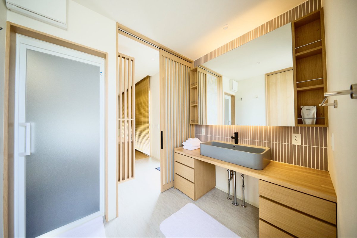 海の中道にあるLong Vacation Resortでは、一棟貸トレーラーハウス宿泊、海鮮BBQ、プライベートサウナ付き棟をご利用いただけます。

日帰りで福岡グルメを楽しむのも、
宿泊でゆっくり過ごすのも可能です。

福岡市内から車でわずか約30分。
お食事も、滞在も、どちらも楽しめる海辺のリゾート。