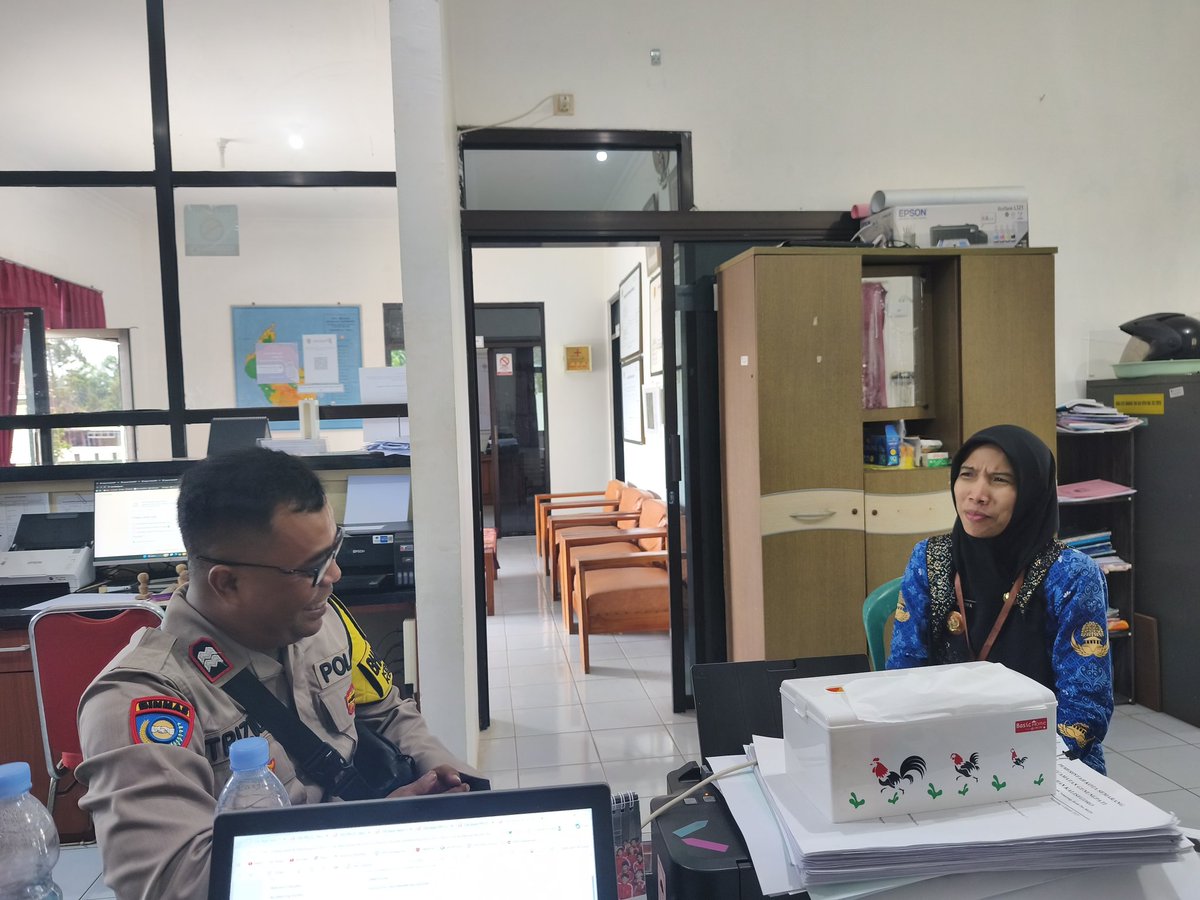 tri_zulf's tweet photo. Dalam menjaga Harkamtibmas di wilayah Kelurahan Kalisegoro, Bhabinkamtibmas melaksanakan Koordinasi dengan Lurah Kalisegoro Ibu Nilta Tsuroya, SE. M. Si. Terkait antisipasi gangguan kamtibmas menjelang Idul Fitri. Supaya tercipta situasi wilayah yang aman nyaman dan kondusif. https://t.co/ecEHkUAAOD