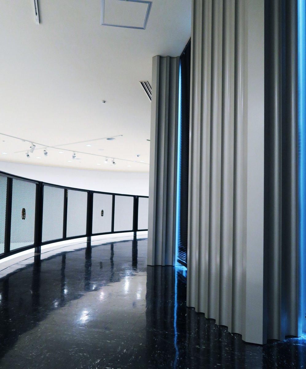 【今だけ！】  現在開催している公募・サロン展の会期中（～3/22）は、吹き抜けに架かるブリッジ奥の扉が開き、白井晟一がイメージした当初の動線を追体験することができます。扉の先には展示室を一望できるギャラリーが。ぜひ足を運んでみてはいかがでしょうか。 ※雨の日はブリッジを閉扉いたします