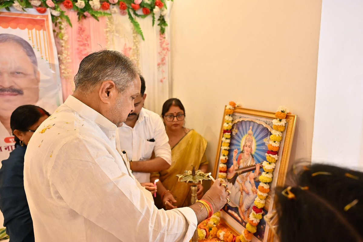 Prem Narayan Pandey tweet media