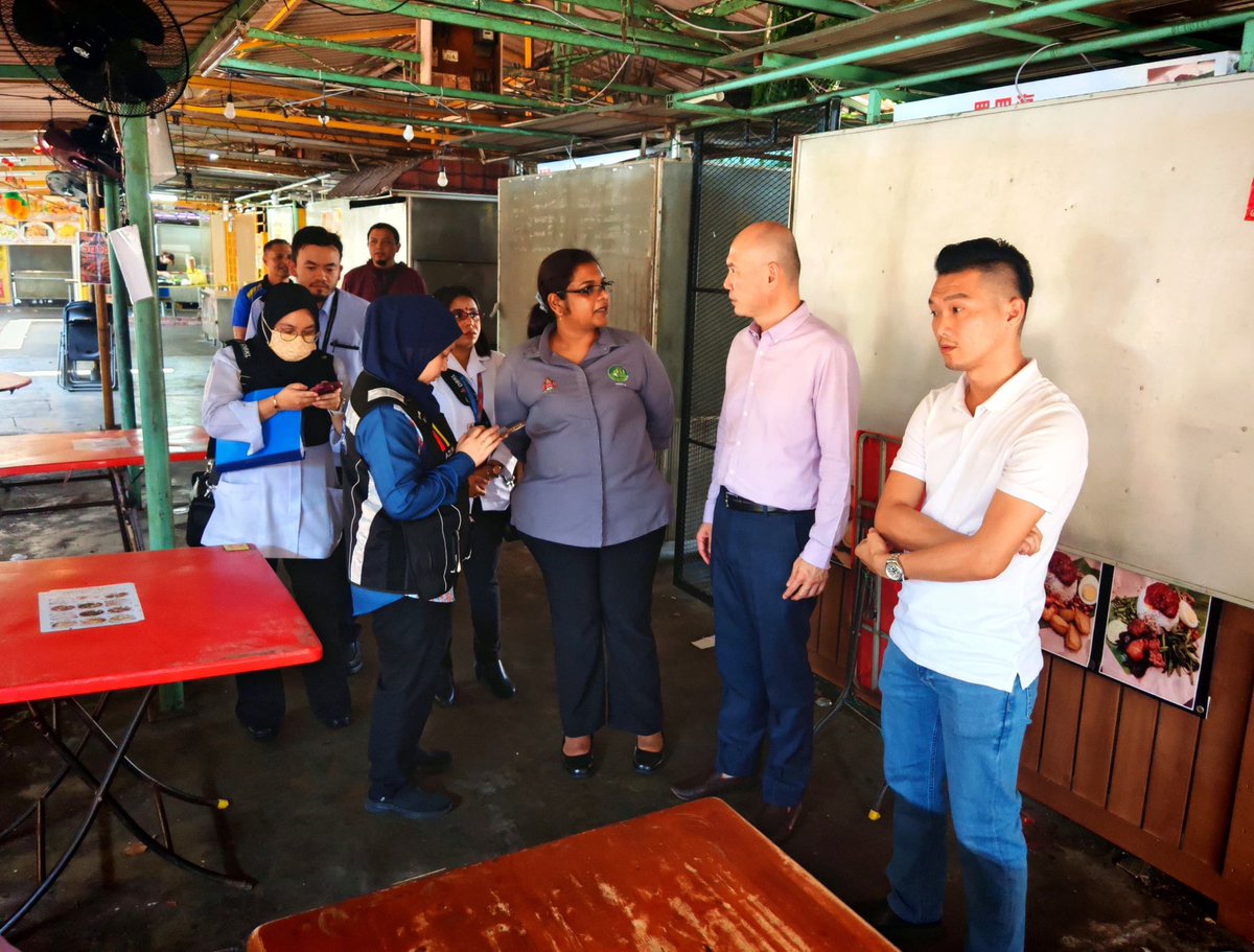 limlipeng's tweet photo. Clean food, safe environment but dirty conditions, rat sightings.
Let’s work together to improve hygiene for everyone.

#Kepong #RatProblem #HygieneIssue #FoodSafety #PublicHealth #DirtyConditions #Unacceptable #FoodCourt #HawkerCentre
#ResidentsComplain https://t.co/1nmR4QDEIQ