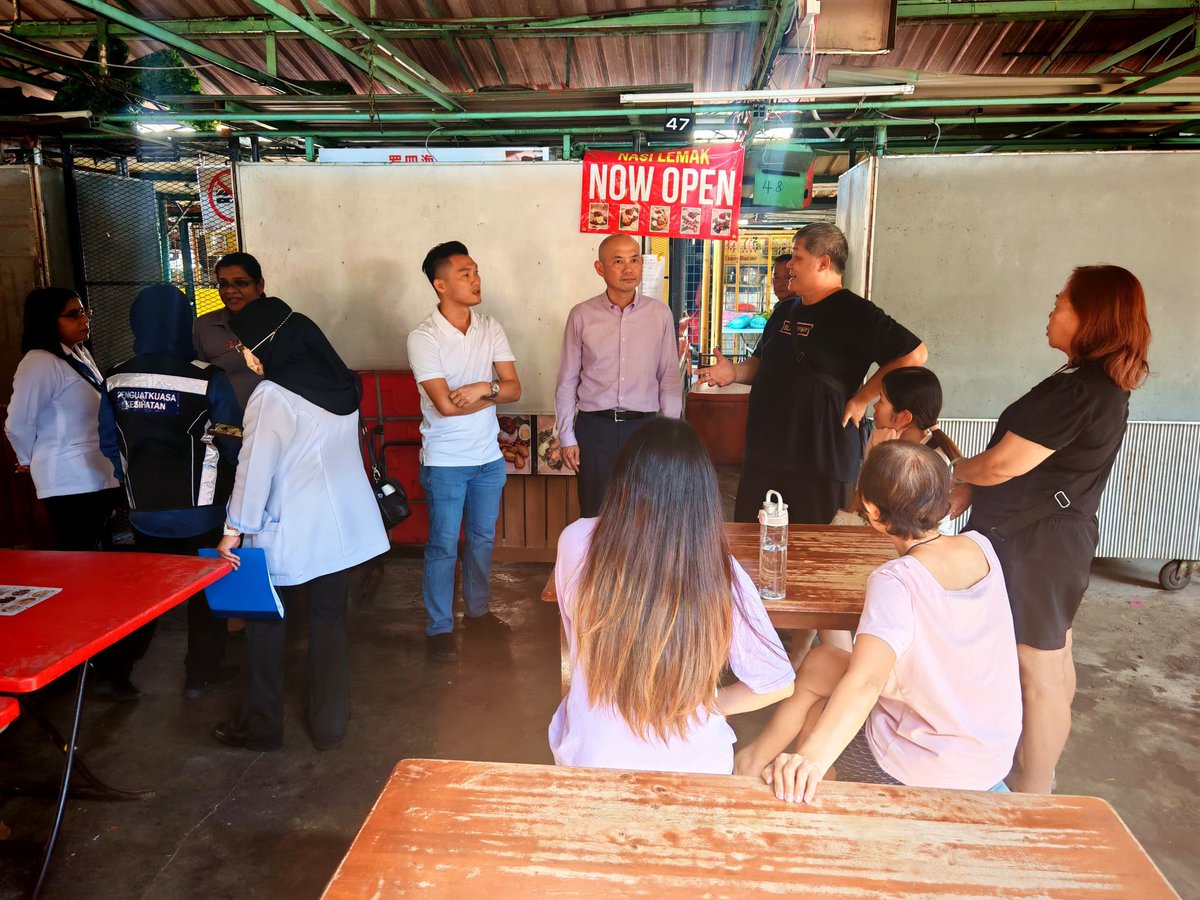 limlipeng's tweet photo. Clean food, safe environment but dirty conditions, rat sightings.
Let’s work together to improve hygiene for everyone.

#Kepong #RatProblem #HygieneIssue #FoodSafety #PublicHealth #DirtyConditions #Unacceptable #FoodCourt #HawkerCentre
#ResidentsComplain https://t.co/1nmR4QDEIQ