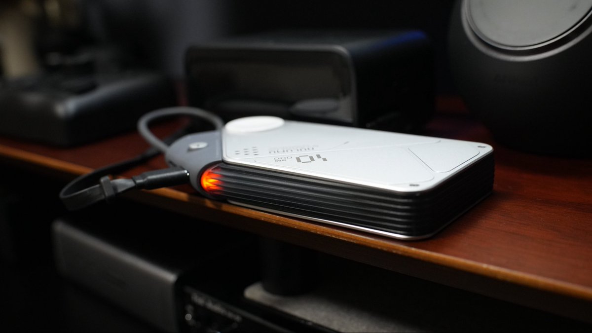 Haiao_ito's tweet image. 昨日に引き続きですが、充電ケーブル、もう必要なくなりました。
Aulumu M10は本体にUSB-Cケーブル内蔵＆Apple Watch用の充電器も内蔵😎
つまりiPhone・Watch・AirPodsをこれ1台でフル充電できる。
#AulumuM10 #モバイルバッテリー #MagSafe
動画は以下で↓
youtu.be/bj1OkJ37cRQ