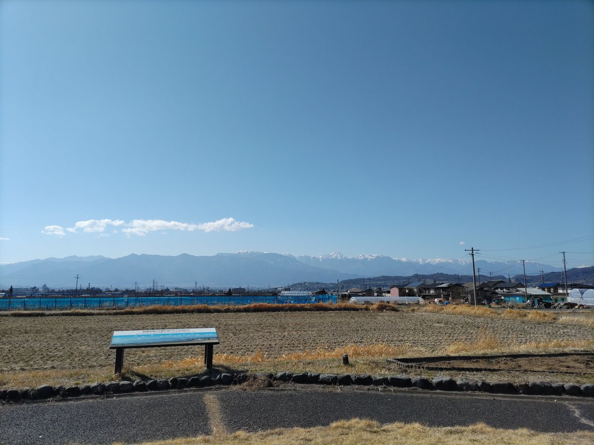 masakiamsei's tweet photo. いい陽気なので近くの古墳で構想中です。
北アルプスも綺麗だし、てんとう虫も飛んでくるし、最高に気持ちいいです。 https://t.co/0S6OUaWT76