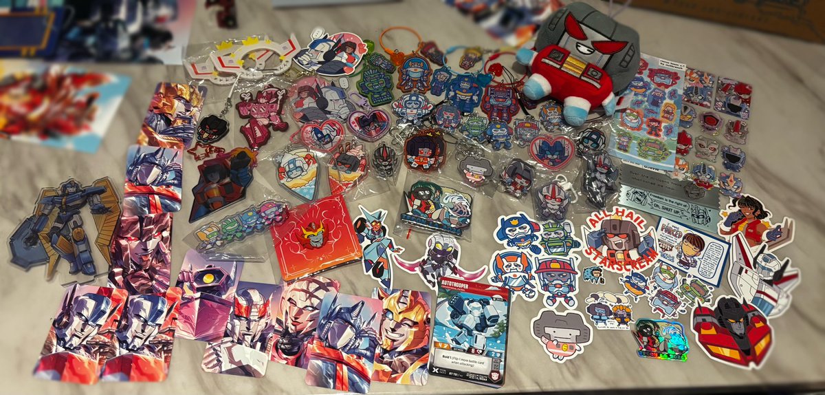 jackie_ota's tweet image. RAAA TFCON LA DAY 1-3 HUAL!!! The last picture is the FULL HUAL!!!! RAAAAA (pretend the Star holding a cat shirt is there)  

I love every cosplay I saw and man I miss it already! 🥺🩵💛

Yall i definitely do not have a fav character! Nah 

#tfconla #tfconla2026