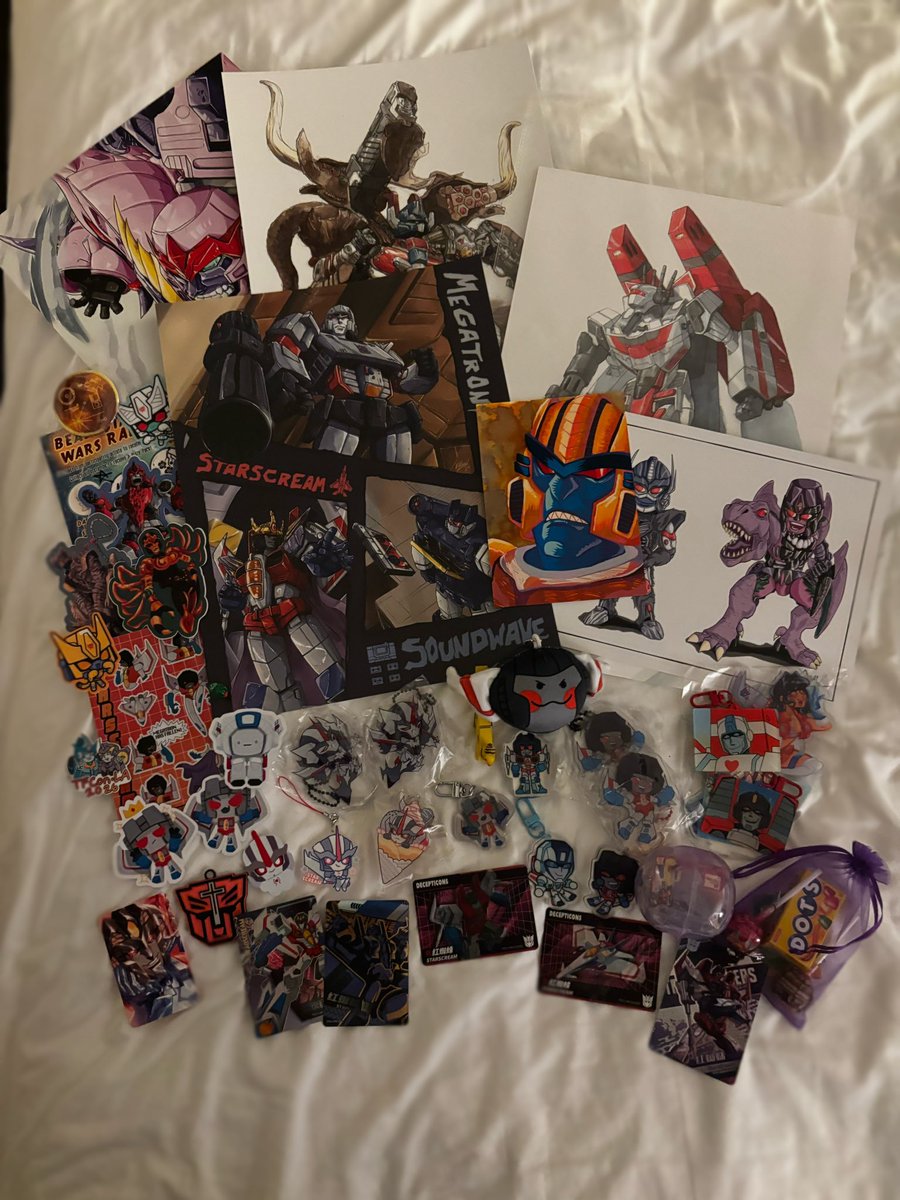 jackie_ota's tweet image. RAAA TFCON LA DAY 1-3 HUAL!!! The last picture is the FULL HUAL!!!! RAAAAA (pretend the Star holding a cat shirt is there)  

I love every cosplay I saw and man I miss it already! 🥺🩵💛

Yall i definitely do not have a fav character! Nah 

#tfconla #tfconla2026
