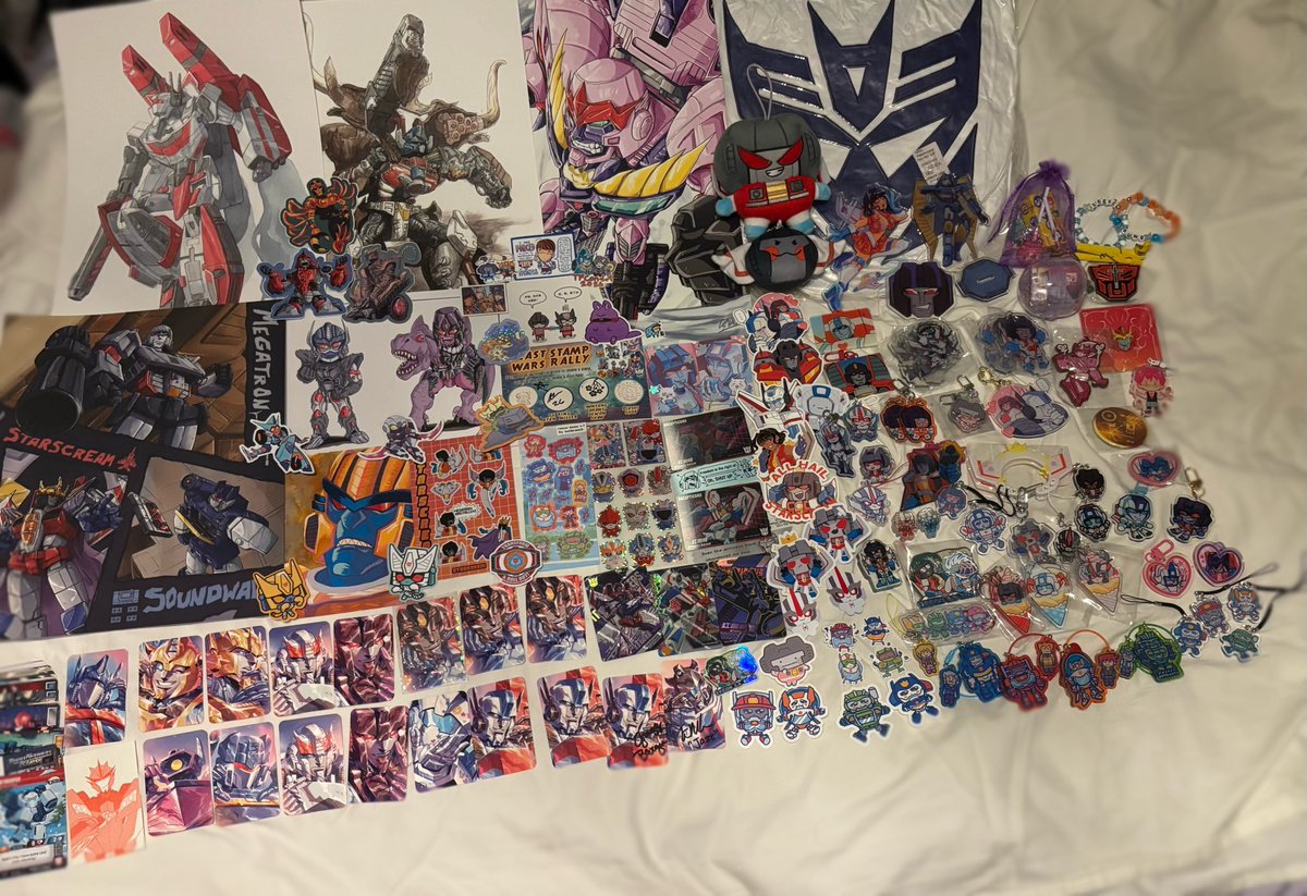 jackie_ota's tweet image. RAAA TFCON LA DAY 1-3 HUAL!!! The last picture is the FULL HUAL!!!! RAAAAA (pretend the Star holding a cat shirt is there)  

I love every cosplay I saw and man I miss it already! 🥺🩵💛

Yall i definitely do not have a fav character! Nah 

#tfconla #tfconla2026
