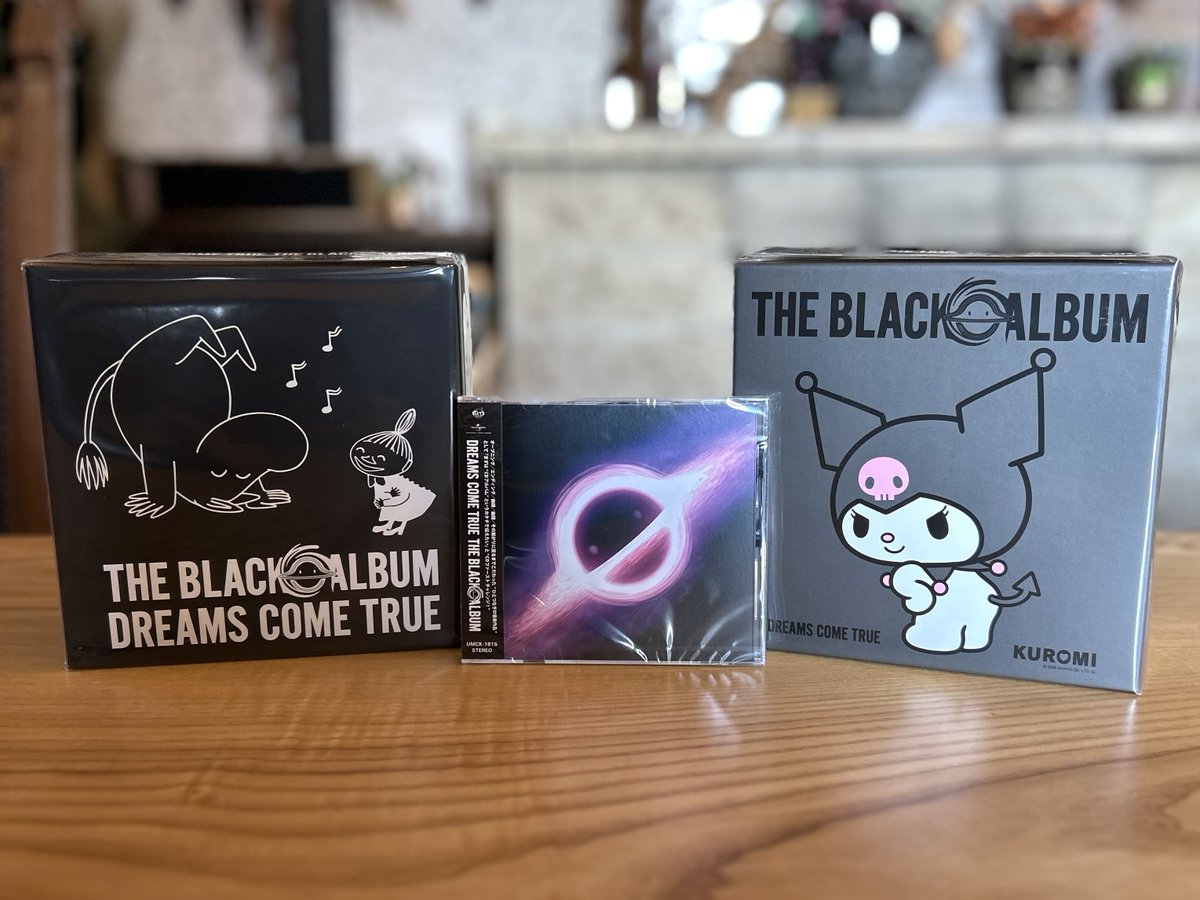 【いけだより】

届きました！！DREAMS COME TRUE 9年ぶりのオリジナルアルバム「THE BLACK ◯ ALBUM」！！
本日はフラゲ日ですが、DCTgarden IKEDAは定休日のため、明日2026年3月18日水曜日より発売いたします！ 

デジタル配信主流の時代に、「まずは“CDアルバム”というカタチで伝えたい！」と、“CD