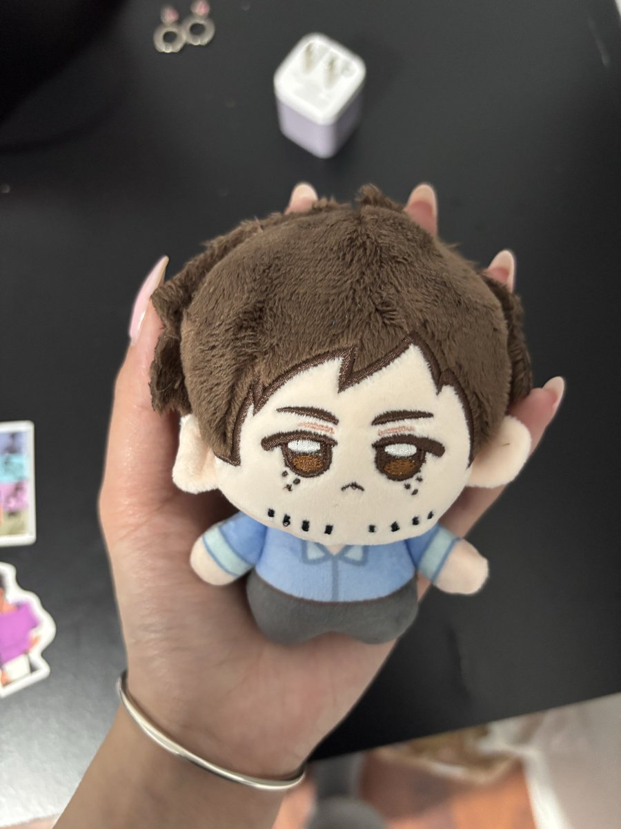 IzaSquish's tweet photo. I’ve had this Mini Rob w me for almost a month and I can confidently say I am very unwell abt this man✨🤖🎀
#dispatch #robertrobertson #dispatchrobert #dispatchmerch https://t.co/zG0Y1GYZTo