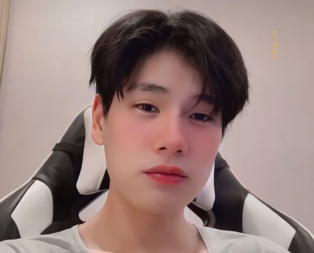 phuwinnnth's tweet photo. chubby cheeks phuwin, miss you <3 https://t.co/DlTRPdewzJ