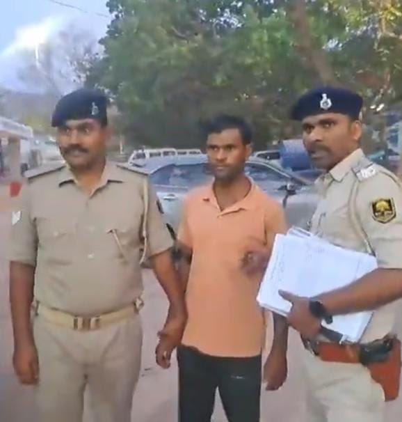 shekhar_br02's tweet photo. पुलिस भेद भाव क्यों कर रही है? गदर तो यूपीएससी के नाम पर दोनों ने ही काटा ! लेकिन पुलिस सिर्फ रंजीत कुमार को ही क्यों पकड़ी रही है? आकांक्षा सिंह को क्यों नहीं? 

जबकि आकांक्षा सिंह ने तो अपना एडमिट कार्ड तक एडिट कर दिया था । @IAnandPandey सर ने ही पोल खोल दी थी एडमिट कार्ड वाला कांड पर ।