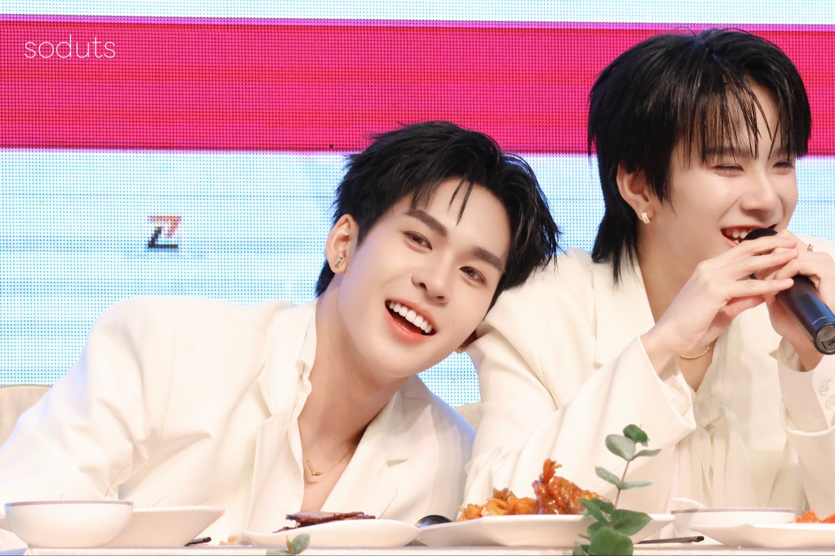 靠在save肩膀上吃的饭更好吃😋

#MeimeicangxAuAuSave 
#AuauSave #อู่อู๋เซฟ 
#auautnp #savewrg