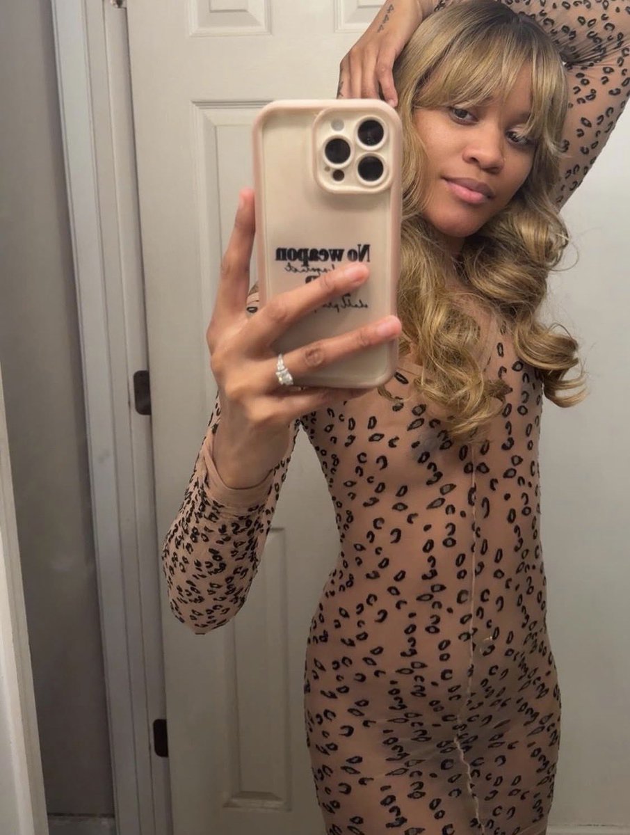 Dezarteuniverse's tweet photo. Copy-paste doesn’t work on a 1-of-1. 🚫🎞️ If it was easy to be me, everyone would do it. 💅 #BeautyQueen #petitie #thebenchmark #fyppppppppppppppppppppppp #lingerie #glowing #gymbody https://t.co/1Do04BCtou
