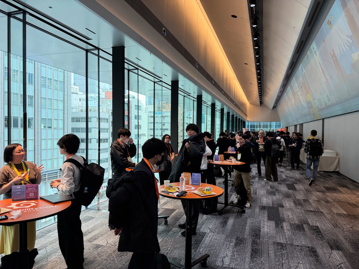 grafanaJP's tweet photo. ObservabilityCON on the Road Tokyo、開幕しました！

朝から受付に長蛇の列！
入口ではGrafanaのマスコット「Grot」がお出迎え。

会場はほぼ満席、熱気があふれています。

東京・京橋 TODA HALLよりお届けしております。

#GrafanaJP #Grafana #ObservabilityCON https://t.co/zrgbc0QSs5