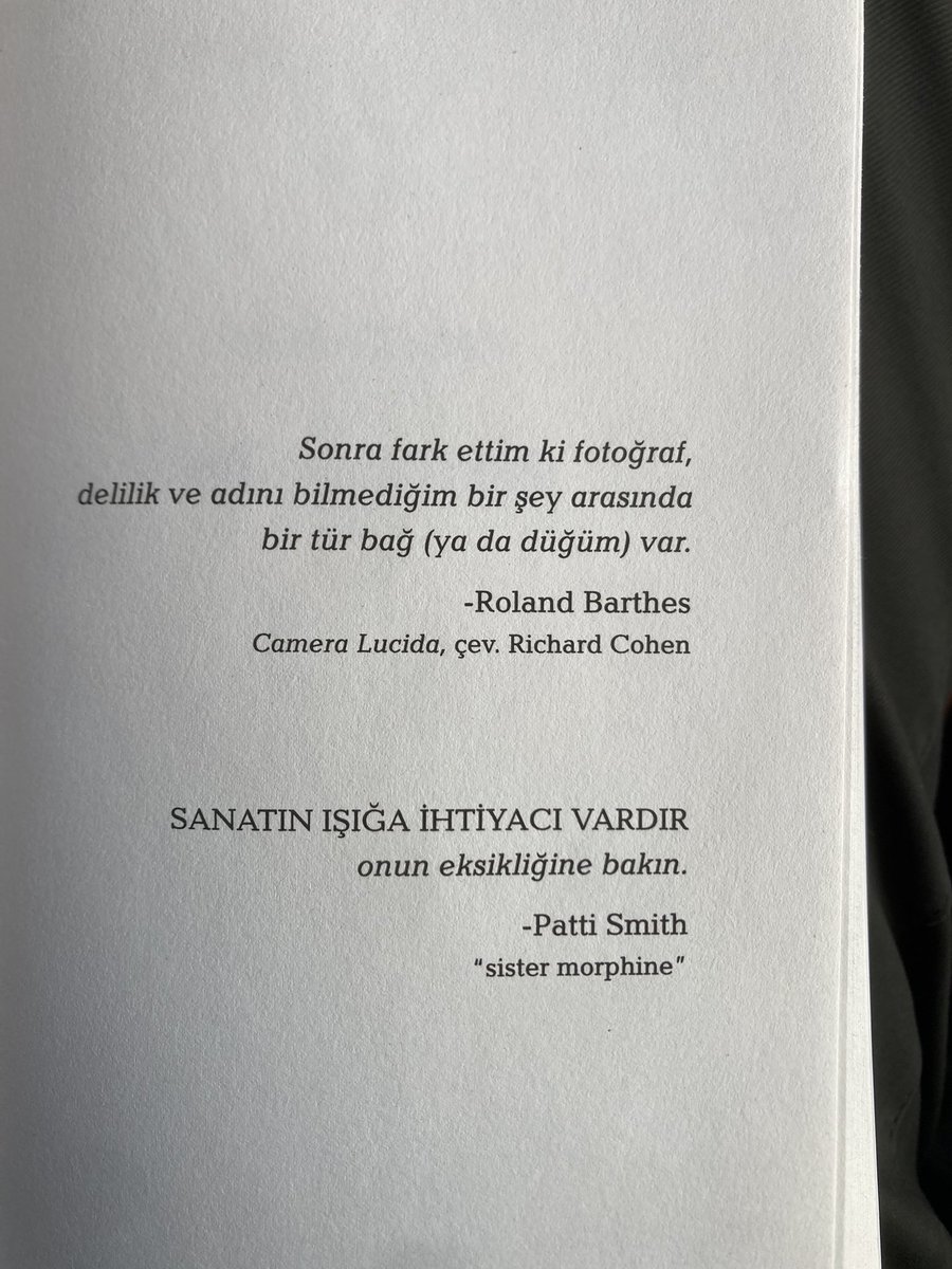 Okumaya başlayacağım Üretim Kaybı (Elizabeth Hand) isimli romanın; eserlerini ilgiyle takip ettiğim iki büyük üstat, Barthes ve Patti Smith’in bu güzel alıntılarıyla başlıyor olması heyecanımı arttırdı 👏🏻👏🏻 
Bakalım nelerle karşılaşacağım romanda
