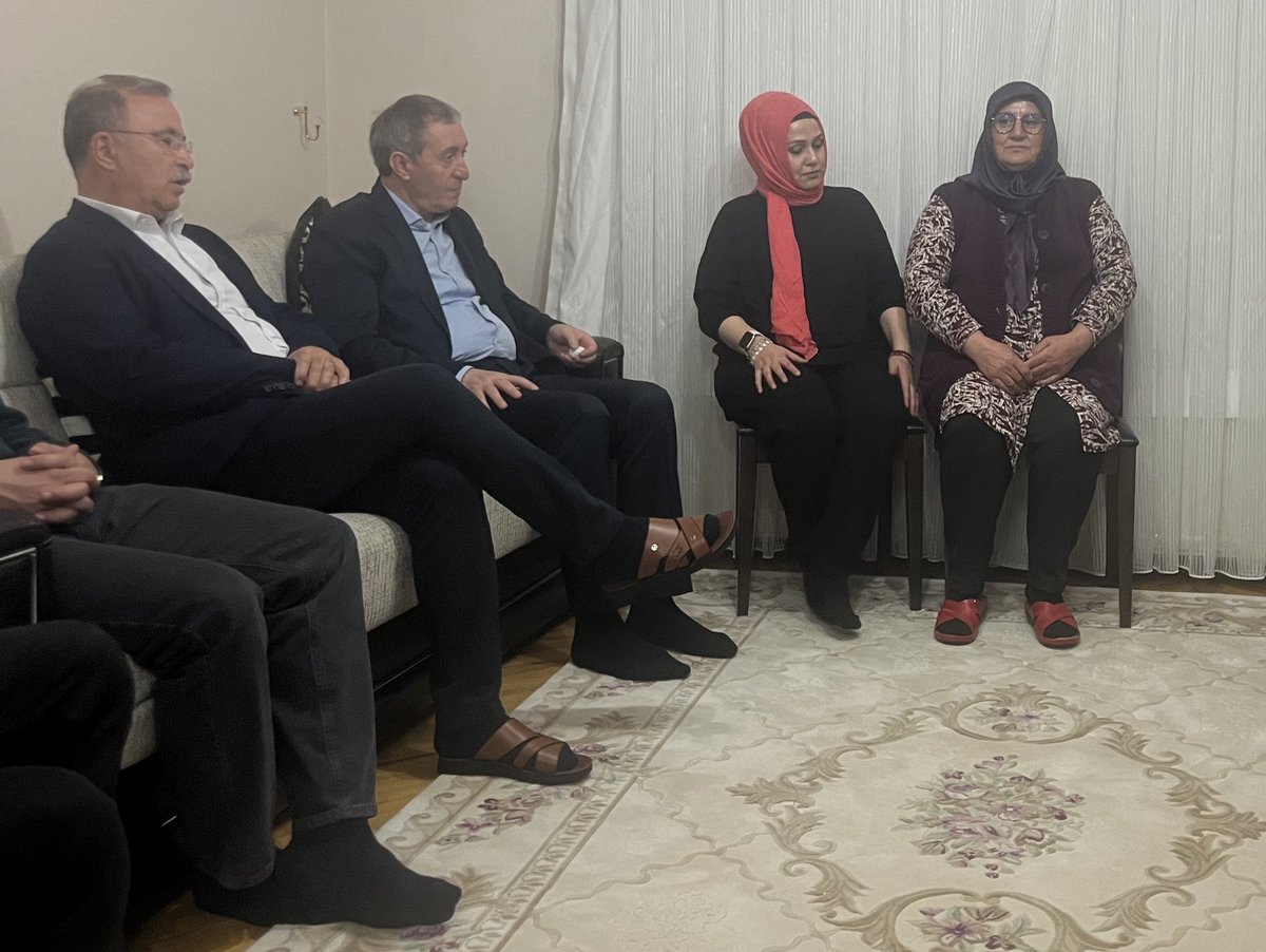 DEM Parti Eş Genel Başkanı Tuncer Bakırhan ve milletvekilleri Ömer Faruk Gergerlioğlu ile İbrahim Akın’ın katılımıyla gerçekleşen iftar programı, Ankara KHK Platformu’nun ev sahipliğinde düzenlendi.
Bizlere evinin kapılarını açan Rana Hanım’a ve tüm katılımcılara teşekkür ederiz.