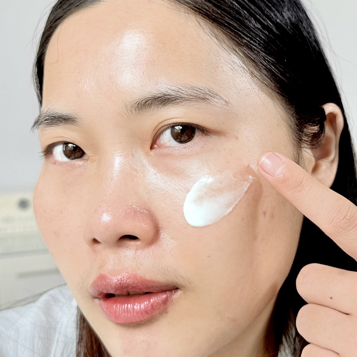 Phanbie's tweet image. ☀️กันแดดตัวนี้เนื้อโคตรเบาแก KISSME Sunkiller Perfect Water Essence N มี SPF50 PA++++  กันทั้ง UVA และ UVB น้องเป็นครีมเจลสูตรน้ำ เนื้อบางเบา สบายผิวมากก หลังทาให้ความชุ่มชื้นผิวดือ เค้าเป็นเบสเมคอัพในตัว เวลาแต่งหน้าติดทนขึ้นด้วย 10/10 #Kissmethailand #KissmeSunkiller #Sunscreen