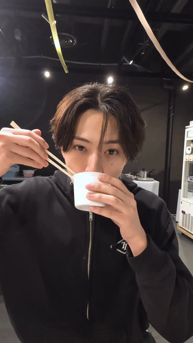 fan__timelesz's tweet photo. オフショット公開🍴

コンサート前のひとコマ
“もぐもぐタイム”より
橋本将生 ver. をお届け✨

ツアーの裏側は
3月25日発売 LIVE BD&amp;DVD
〈通常盤 Disc2〉に収録📀

見逃せない内容となっています✔️

#タムごはん
#timelesz_ep1_DOME
#timelesz #タイムレス https://t.co/potbj96OWQ